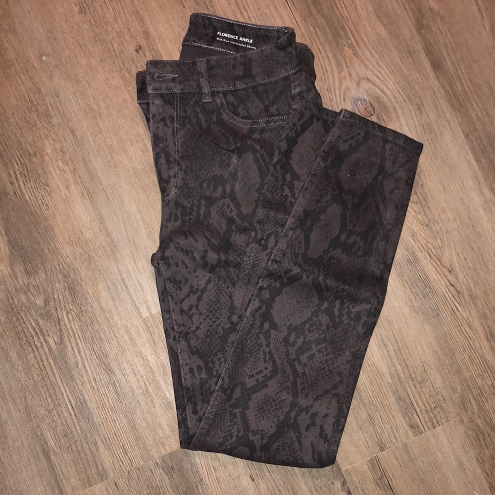 DL1961 MIDRISE SKINNY JEANS BLACK/PURPLE SNAKESKIN